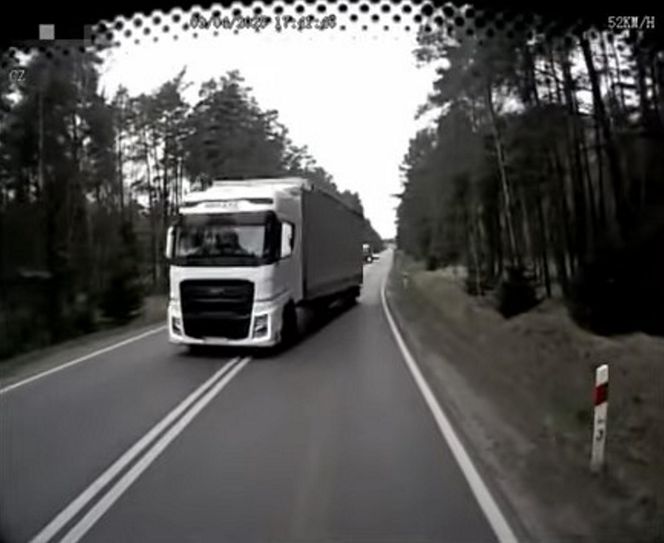 Tir jechał na zderzenie z autobusem pełnym pasażerów. O krok od tragedii na DK 11 pod Tarnowskimi Górami [ZDJĘCIA].