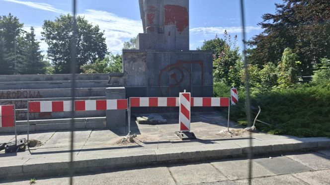 Pomnik "szubienic" w Olsztynie. Nawrocki i Kaczyński chcieli go zburzyć