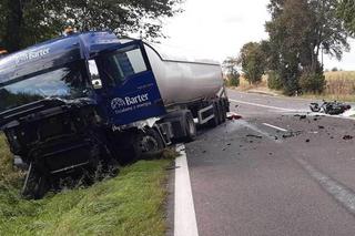 Motocyklista zjechał wprost pod cysternę nie żyje