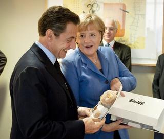 Nicolas Sarkozy dostał od Angeli Merkel pluszowego misia dla Giulii