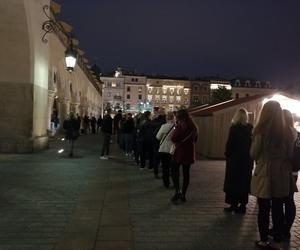 Za czym kolejka ta stoi? Tłumy krakowian na Nocy Muzeów 2023!