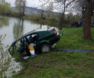 Tragiczny wypadek w gminie Bodzentyn. Auto wjechało do wody, kierowca zmarł