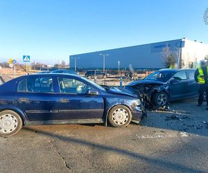 Policyjny pościg zakończony czołowym zderzeniem. Jedna osoba została poszkodowana