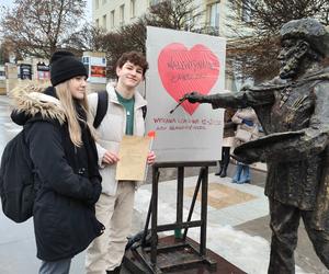 Walentynkowa rzeźba na Placu Artystów w Kielcach