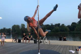 ESKA Summer City ćwiczyła pole dance na plaży razem z Pole Dance Insitute