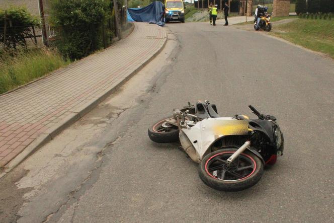 Czermna. Młody motocyklista wypadł z zakrętu i uderzył w krawężnik. 23-latek zginął na miejscu