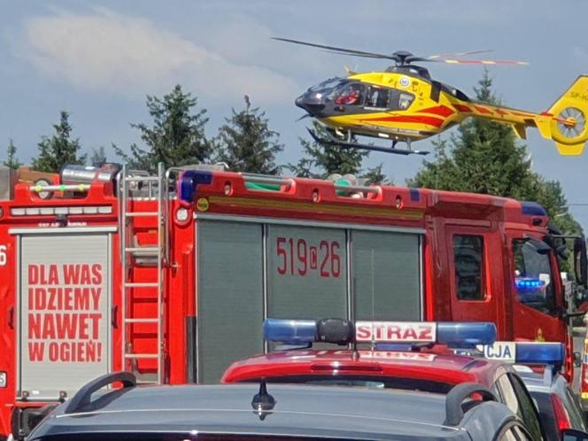 Dylewo. Audi zmiażdżone przez pociąg na przejeździe kolejowym. Nie żyje 45-letni kobieta