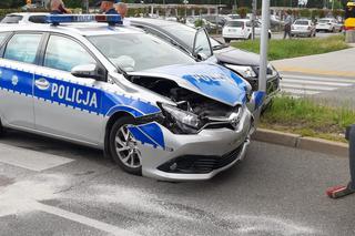 Roztrzaskany radiowóz na Ursynowie. Policjanci uderzyli w osobówkę