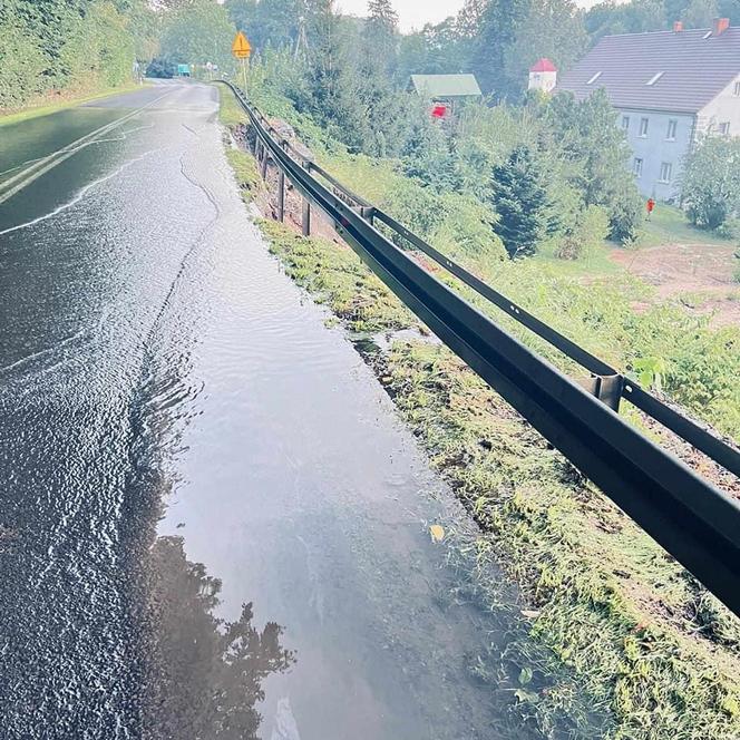 Ogromna awaria wodociągu koło Złotoryi. Mieszkańcy są bez wody, droga jest zablokowana