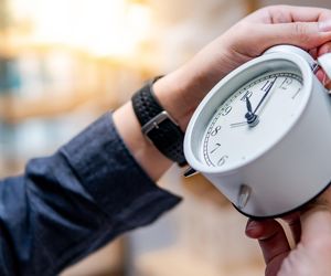 Kiedy zmieniają czas z letniego na zimowy 2025? Sprawdź, jak przestawienie zegarka wpływa na zdrowie