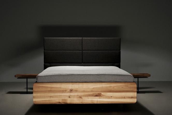Łóżko drewniane z zagłówkiem i stolikami nocnymi