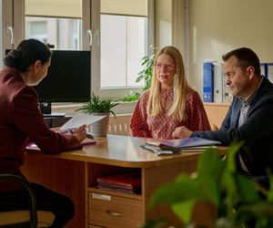 Na Wspólnej, odc 4017. Renata (Marta Jankowska), Sławek (Mariusz Słupiński), urzędniczka (Katarzyna Dworak)