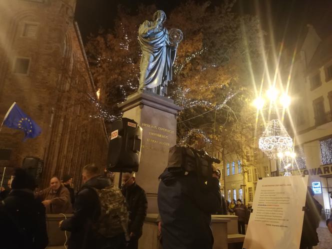 Manifestacja w obronie sądownictwa na Rynku Staromiejskim w Toruniu