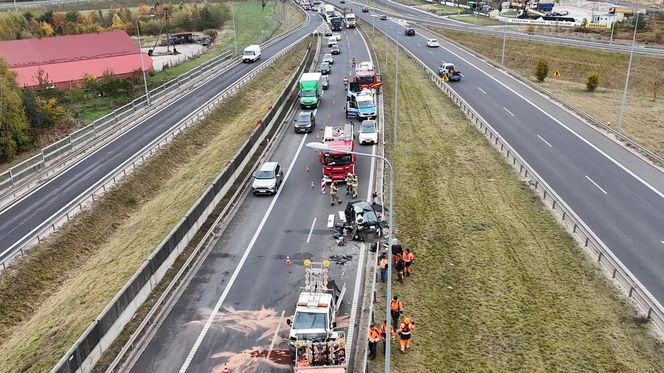 Wjechał Uberem prosto w drogowców. Są ranni