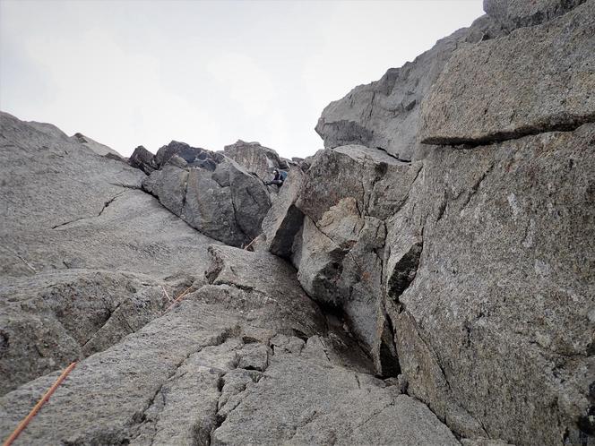 Andrzej Ficek, Roman Forysiak i Szymon Podosek z Klubu Wysokogórskiego w Bielsku-Białej, pokonali klasyczną drogę na szczyt Petit Dru w masywie Mont Blanc