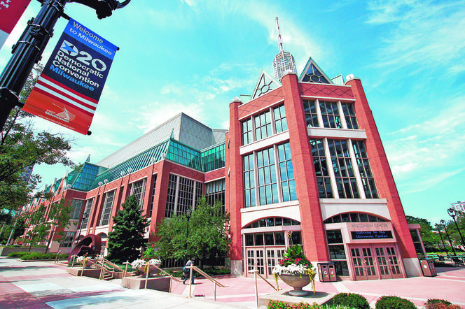 Wirus wygnał Demokratów do internetu