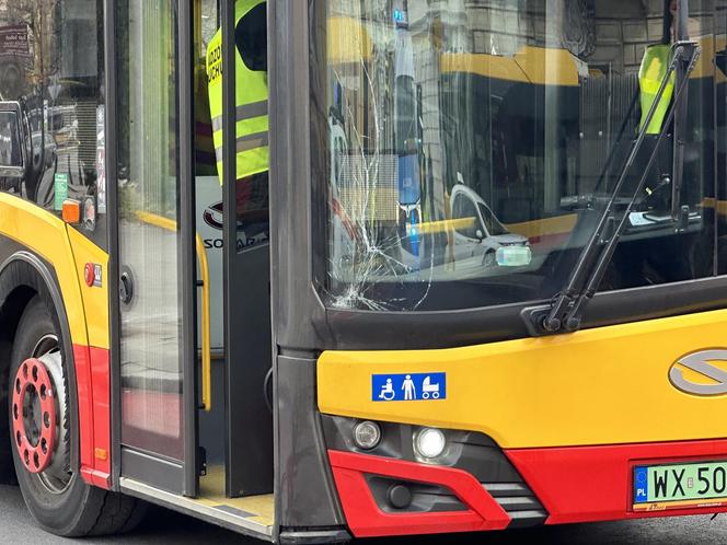 Koszmarny wypadek przy palmie. Autobus przejechał pieszą, a ulicą polała się krew