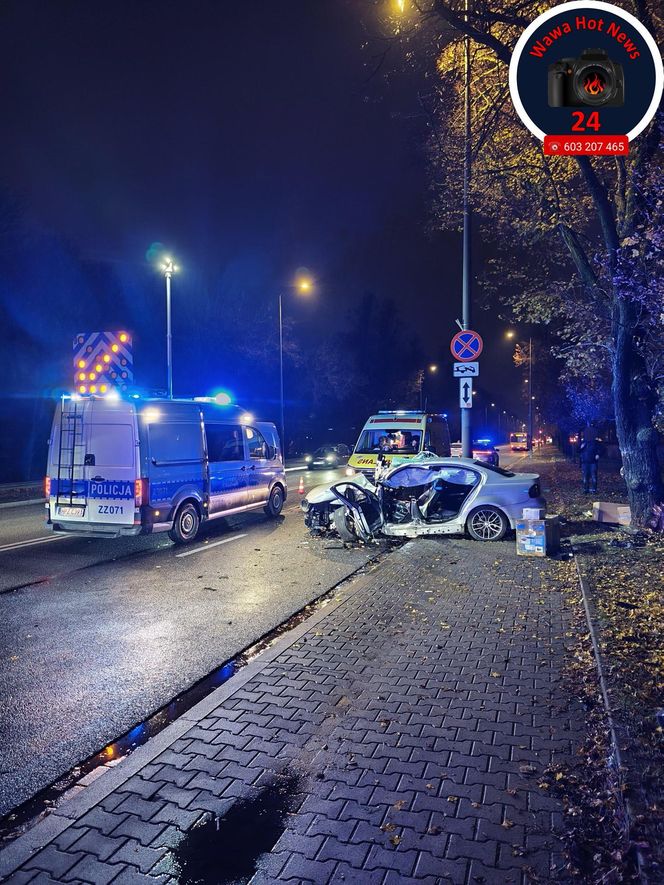 Potworny wypadek w Warszawie. BMW roztrzaskane o drzewo, kierowca zakleszczony