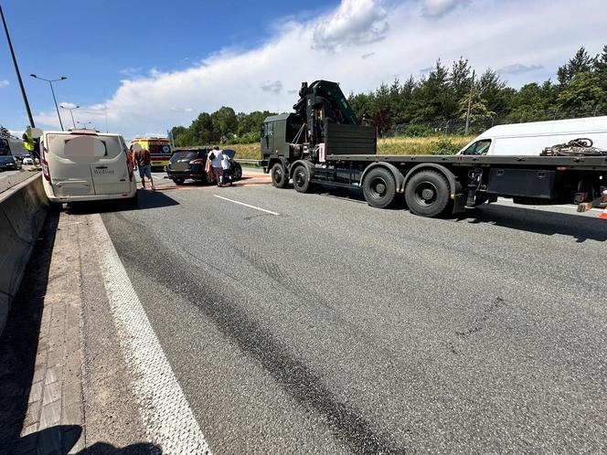 Wypadek na S8 w Warszawie. Rozbita wojskowa ciężarówka i dwa auta, są ranni