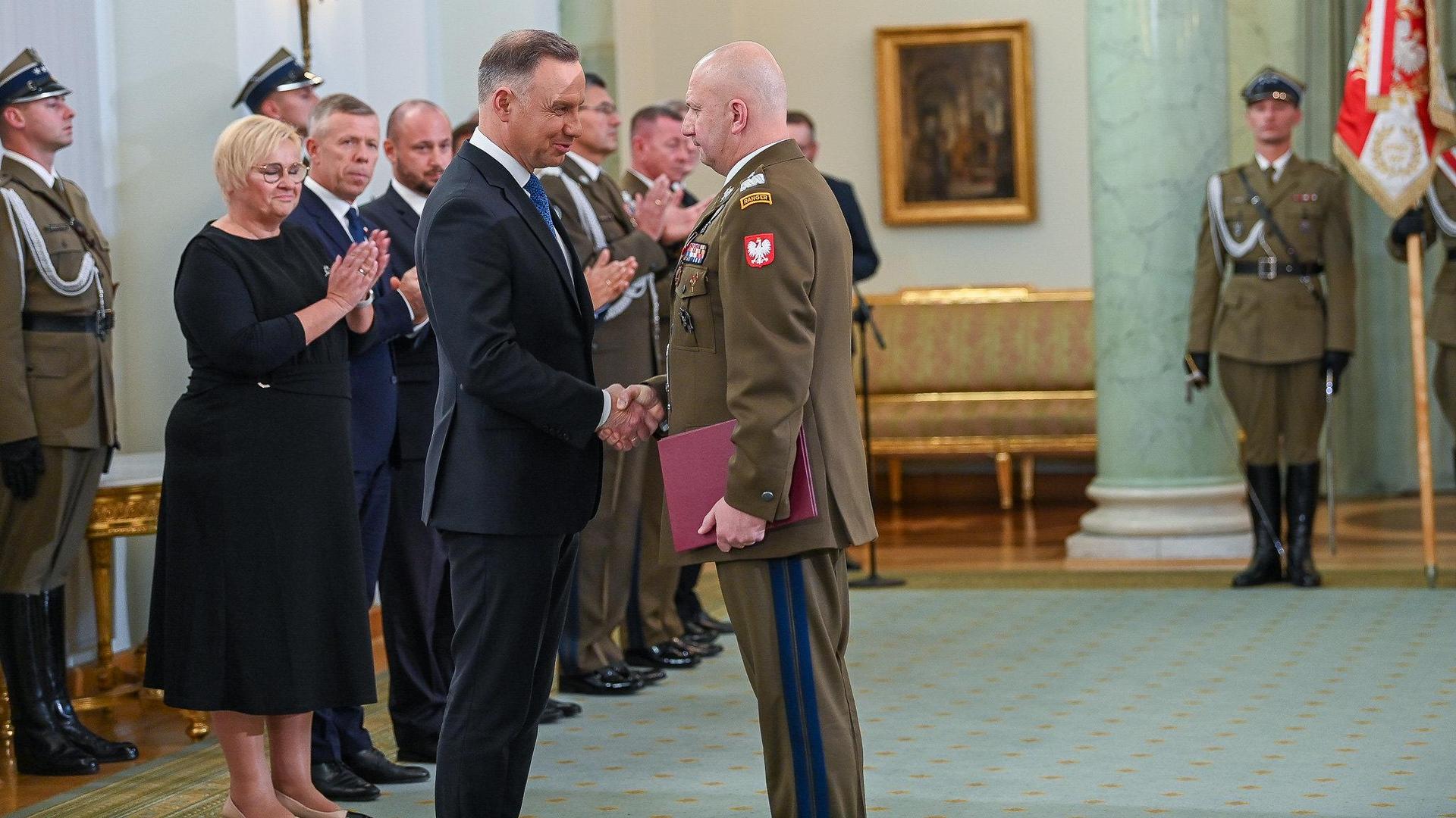 Gen. Klisz przyjmuje nominacje od prezydenta Dudy