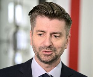 Krzysztof Śmiszek komentuje doniesienia o chorobie. Zapowiada, że nie rezygnuje z pracy