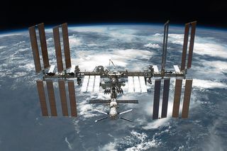 Ma wielkość boiska piłkarskiego i jest 400 km nad Ziemią. Oto najciekawsze fakty o ISS