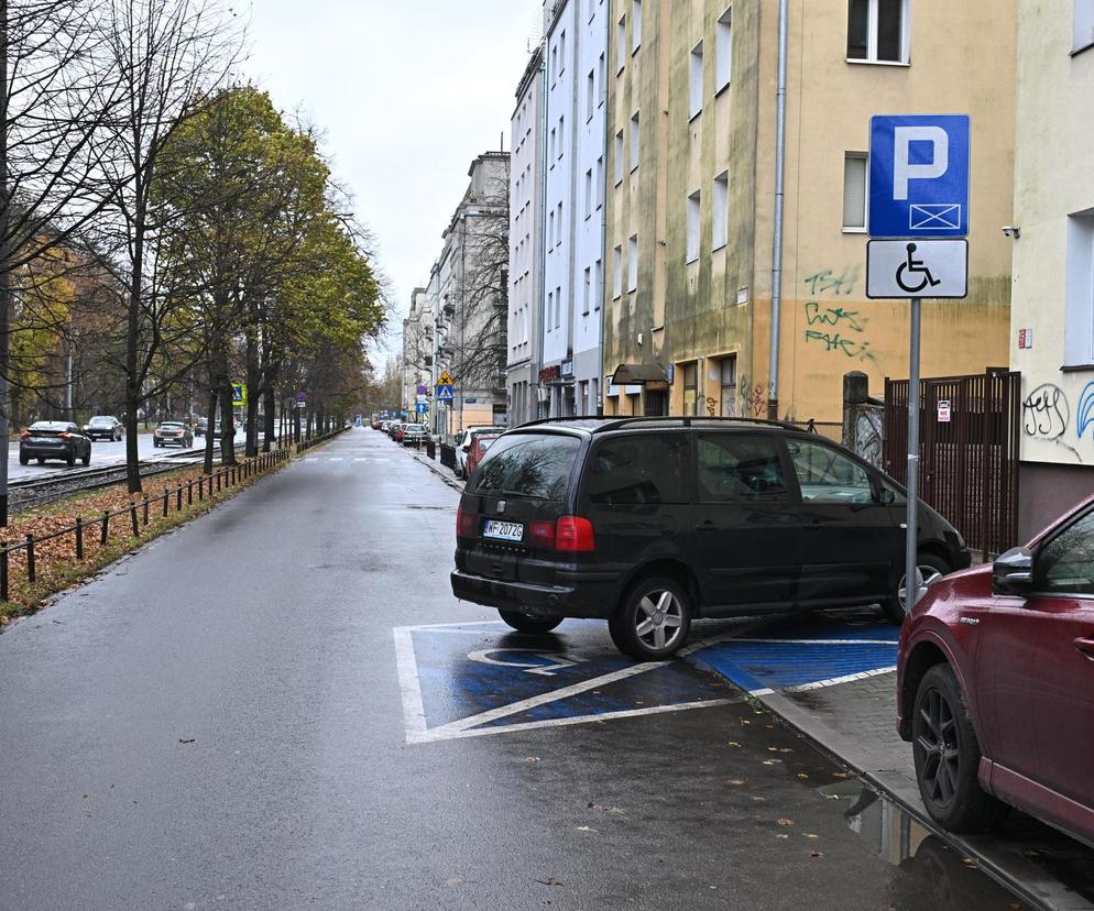 Na al. Waszyngtona parkowanie tylko równoległe. Mieszkańcy są wściekli na zmiany wprowadzane przez drogowców 