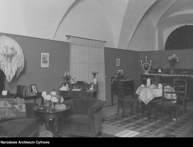 Przedwojenne mieszkanie: wystawa "Jak urządzić tanio i wygodnie mieszkanie", Kraków, 1929 r.