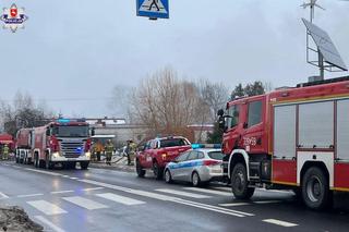 Potężny pożar w miejscowości Łuszczów Pierwszy. Droga w tym miejscu była nieprzejezdna 