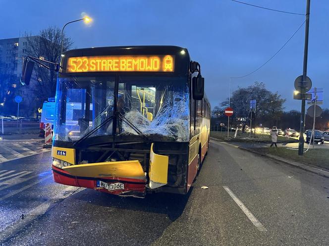 Autobus miejski zmiótł taksówkę! Ratownicy reanimowali rannego