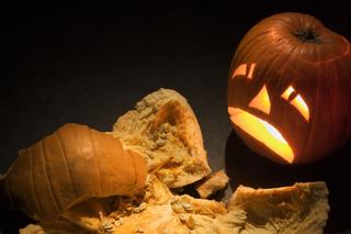 Dynia na Halloween. Jak zrobić krok po kroku? Straszne i śmieszne wzory [GALERIA]