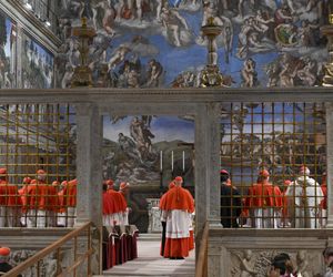 Z OSTATNIEJ CHWILI: Rozpoczęło się konklawe 2025 – kardynałowie złożyli przysięgę w Kaplicy Sykstyńskiej