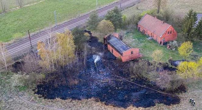 Groźny pożar w Dobromierzu! Z ogniem walczyło kilka zastępów straży pożarnej! [ZDJĘCIA]