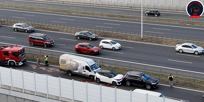 Zderzenie trzech aut na S2. Lądował śmigłowiec LPR