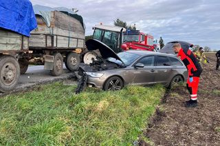 Drogowa demolka pod Rawiczem. Osobówka huknęła ciągnik, aż urwały się koła