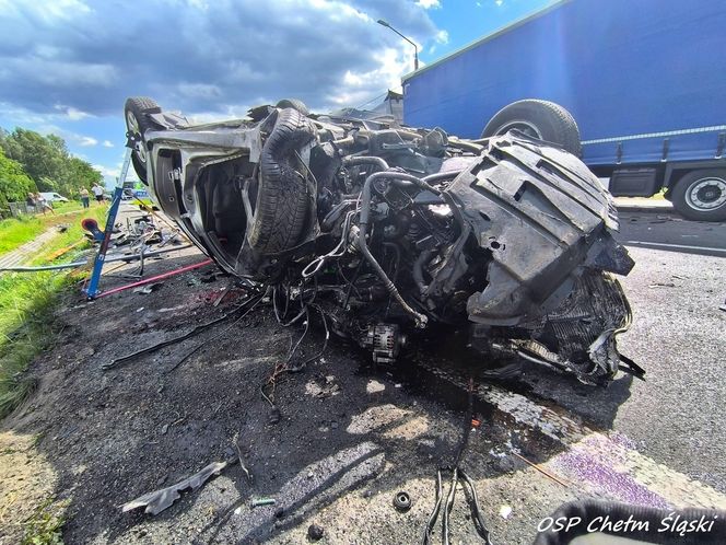 Wypadek w Chełmie Śląskim. Kierowca wjechał pod ciężarówkę