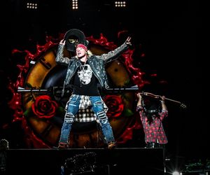 Guns N' Roses robią sobie śmieszki z Axla Rose'a! Zespół opublikował wideo z kompilacją... upadków wokalisty!