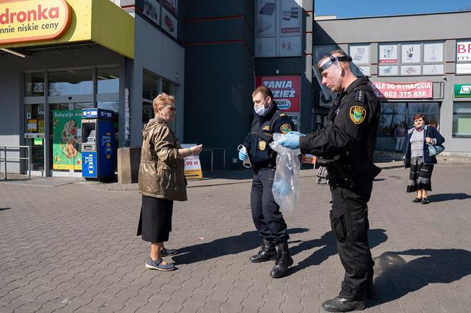 Zakrywanie twarzy OBOWIĄZKOWE! Na Śląsku strażnicy rozdają maski ZA DARMO 