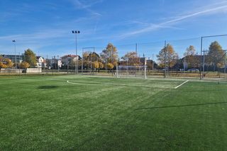 ​Boisko koło szkoły na Zatorzu w Lesznie jak nowe. Co się zmieniło?
