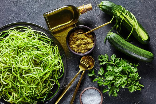 Cukiniowe spaghetti z pietruszkowym pesto