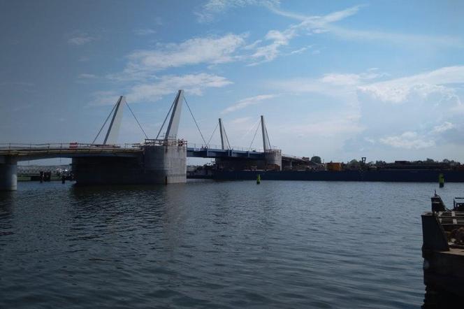 Zakończono montaż zwodzonych przęseł mostu w Sobieszewie