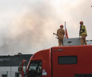 Wciąż płoną hale produkcyjne w Małopolsce. Strażacy apelują o nieotwieranie okien 