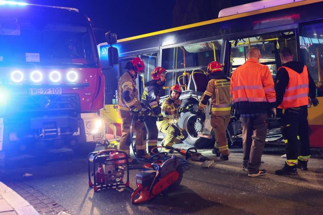 Wypadek z udziałem autobusu i ciężarówki w Warszawie (23.10.2025)
