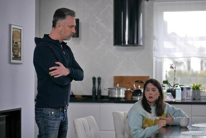Pierwsza miłość odc. 3607. Artur (Łukasz Płoszajski), Lucynka (Delfina Wilkońska)