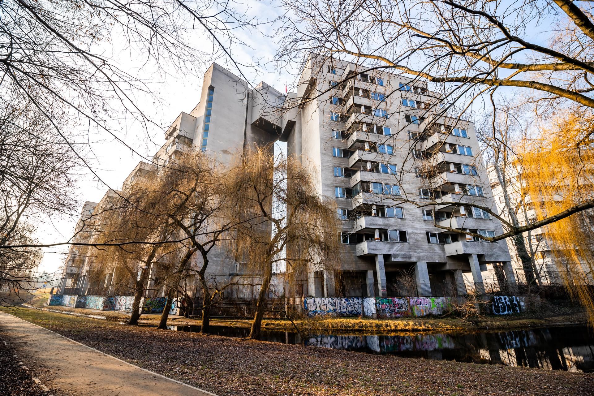 Szpiegowo, blok na Sobieskiego 100 w Warszawie