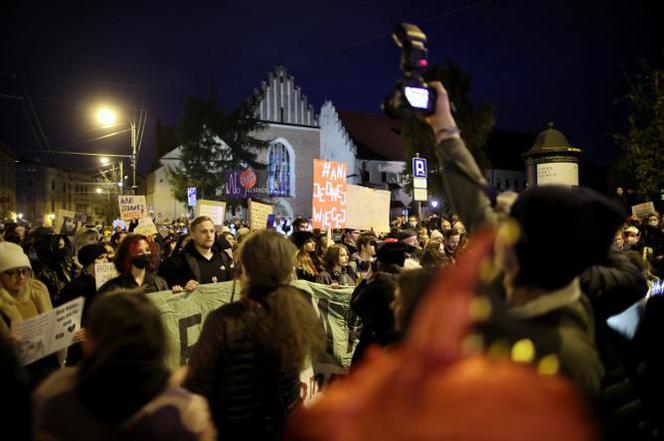 "Ani jednej więcej". Kolejny dzień protestów. Ulicami Krakowa przeszedł tłum ludzi [ZDJĘCIA]