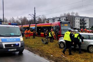 Koszmarny wypadek w Łodzi. Tramwaj i osobówka zderzyły się na Hetmańskiej [ZDJĘCIA].