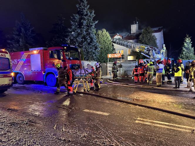 Pożar domu opieki! Strażacy ewakuują pensjonariuszy na noszach