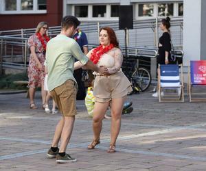 Studenci urządzili potańcówkę pod Uniwersytetem Śląskim w hawajskim stylu