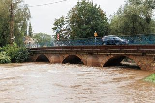 Sytuacja powodziowa: Drogi krajowe zablokowane w pięciu miejscach. Dwa mosty zniszczone 